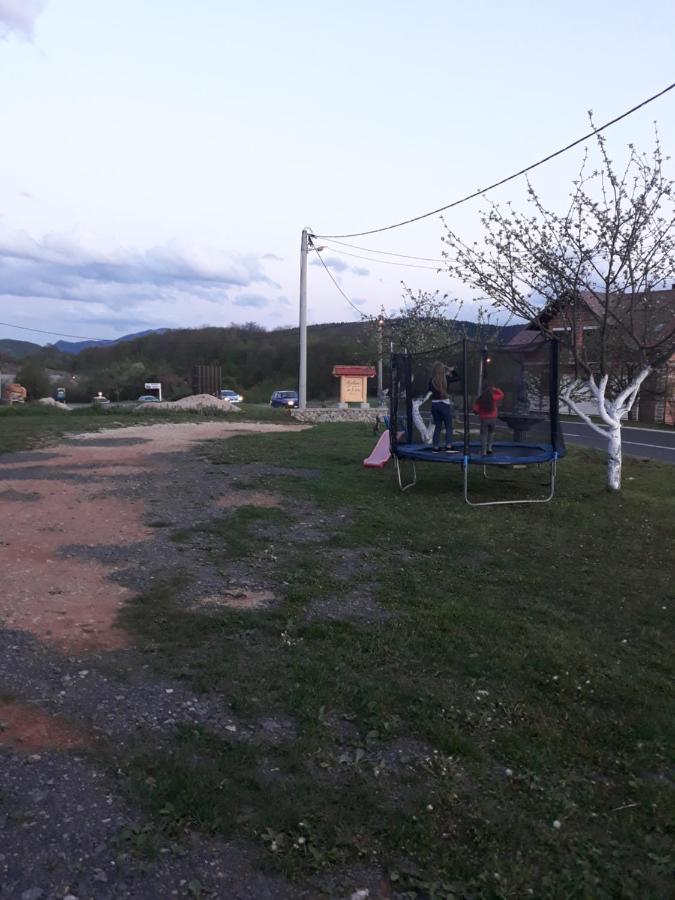 Apartman Teo &Tena Otocsán Kültér fotó